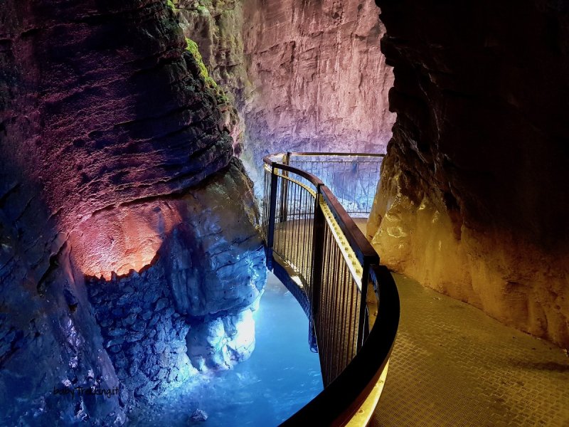 Höhlenpark des Wasserfalls von Varone
