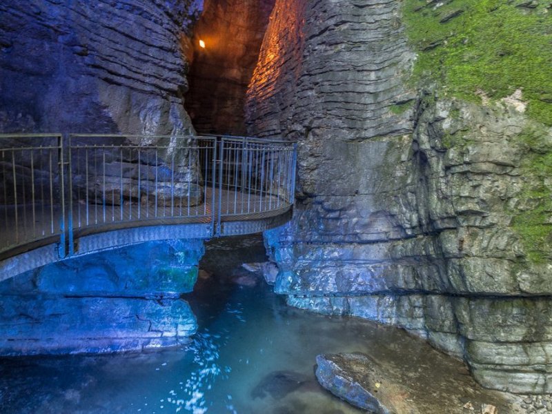 Höhlenpark des Wasserfalls von Varone